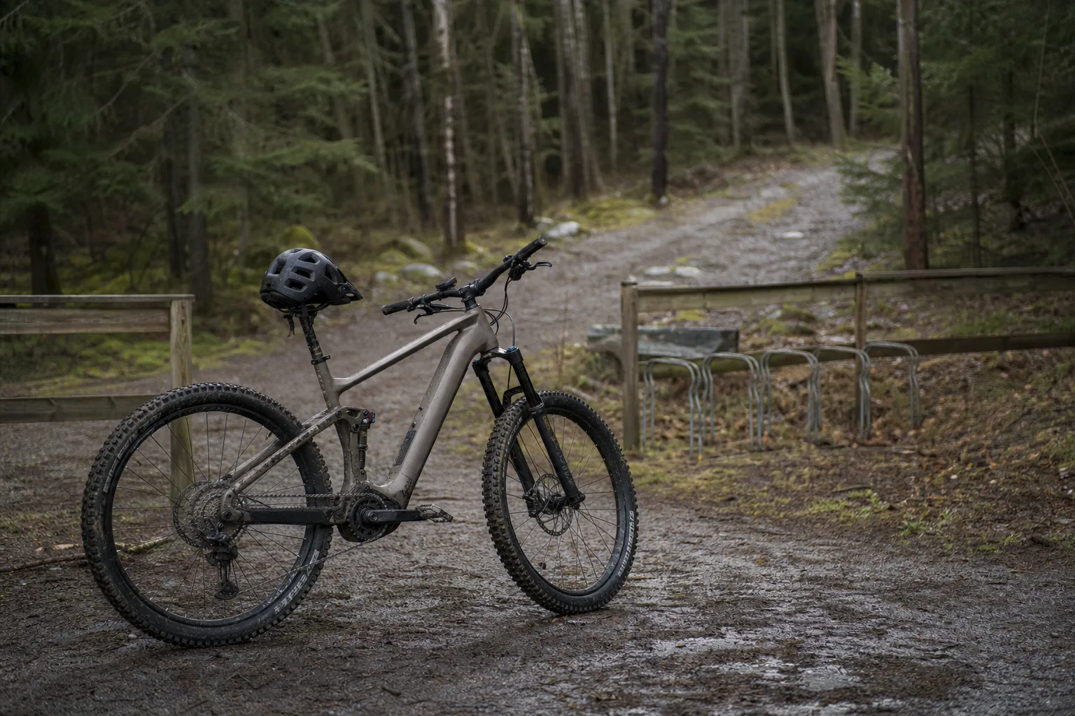 El-mountainbike vid våt skogsstig