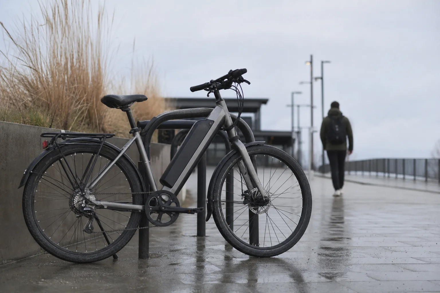 Kompakt pendlarelcykel vid cykelställ