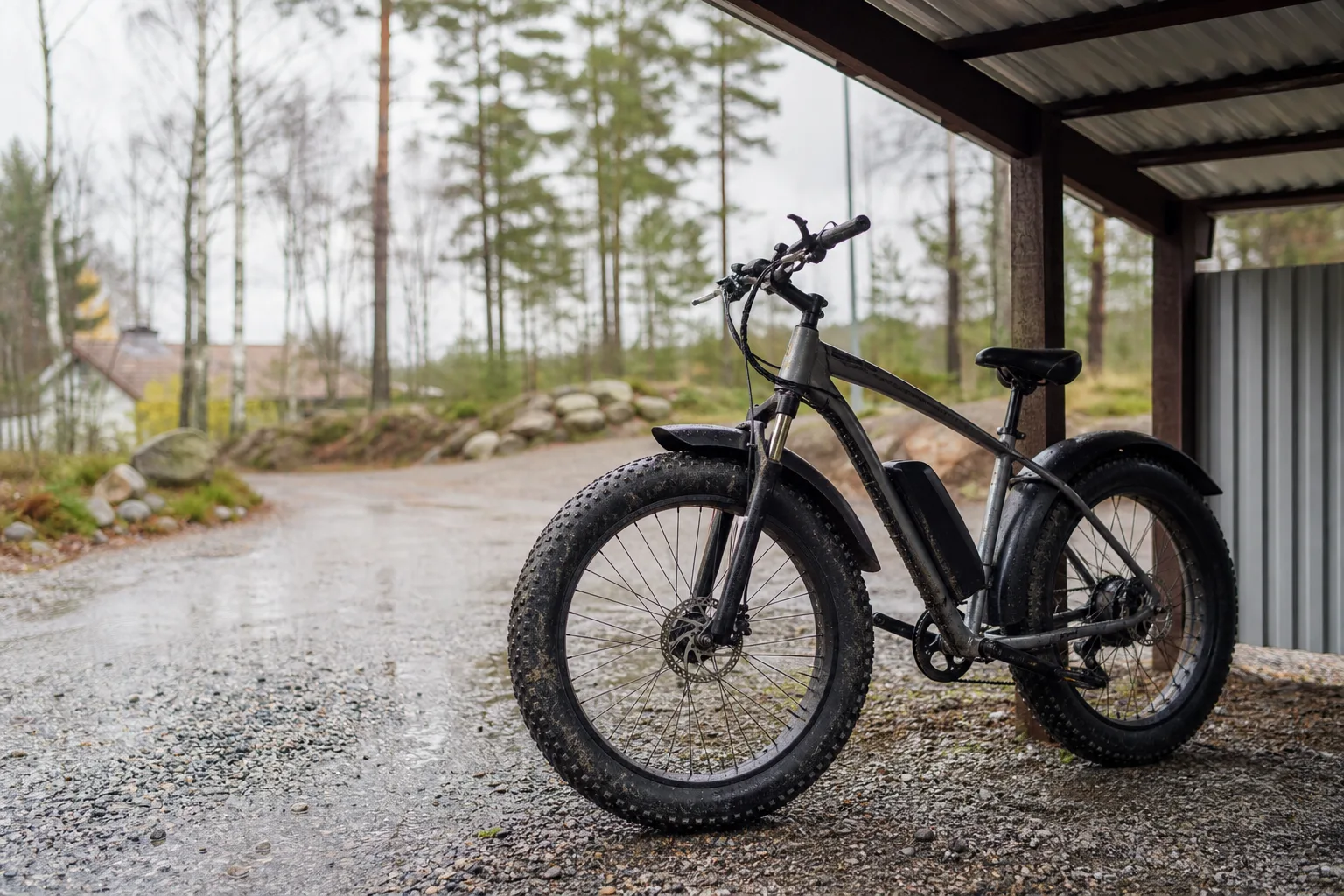 Fatbike-elcykel på våt grusparkering
