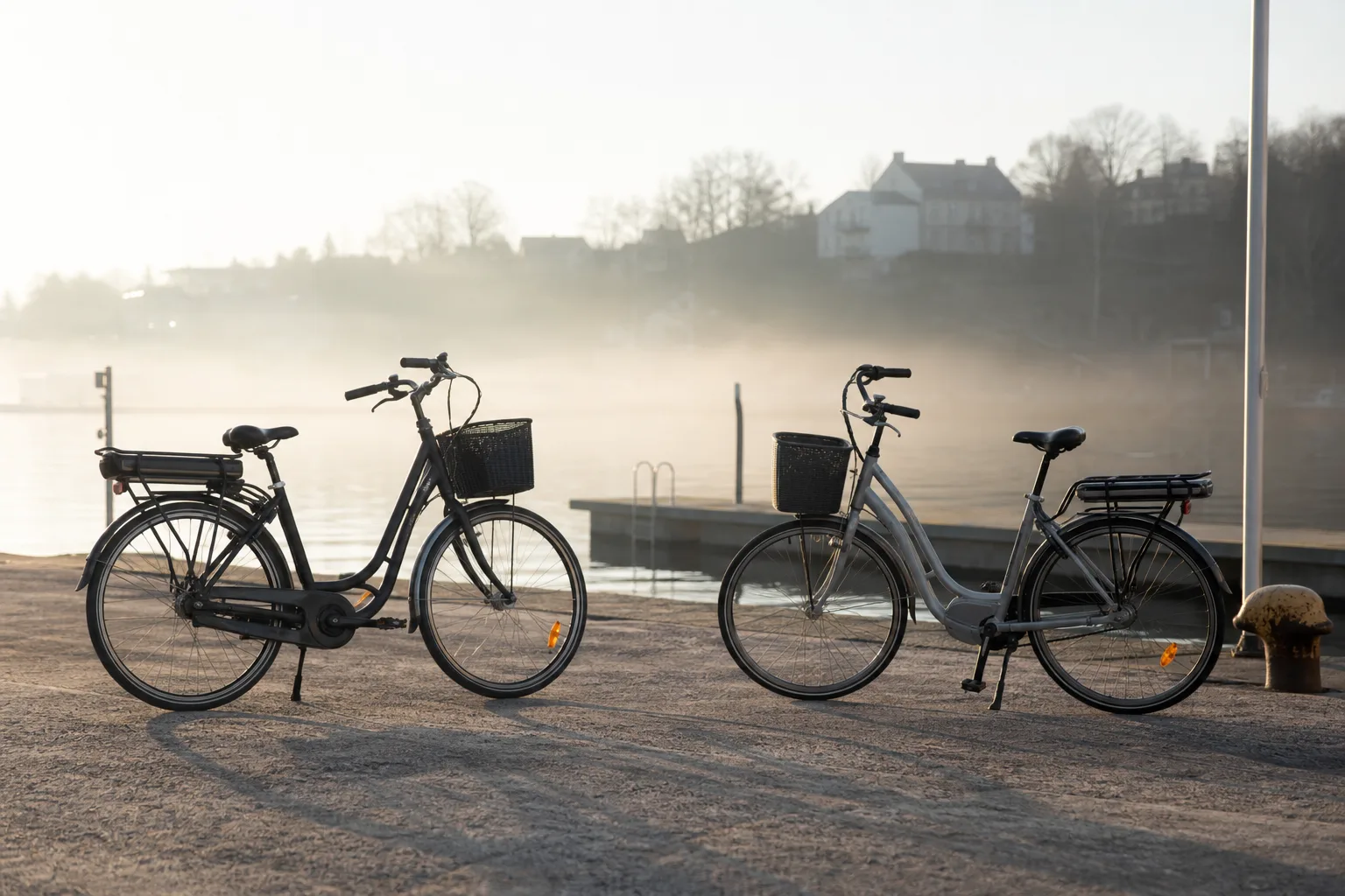 Två klassiska stadselcyklar parkerade vid en kaj