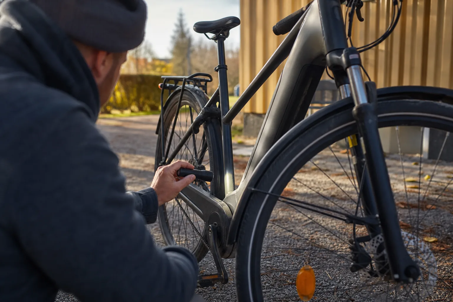 Begagnad elcykel kontrolleras på gård