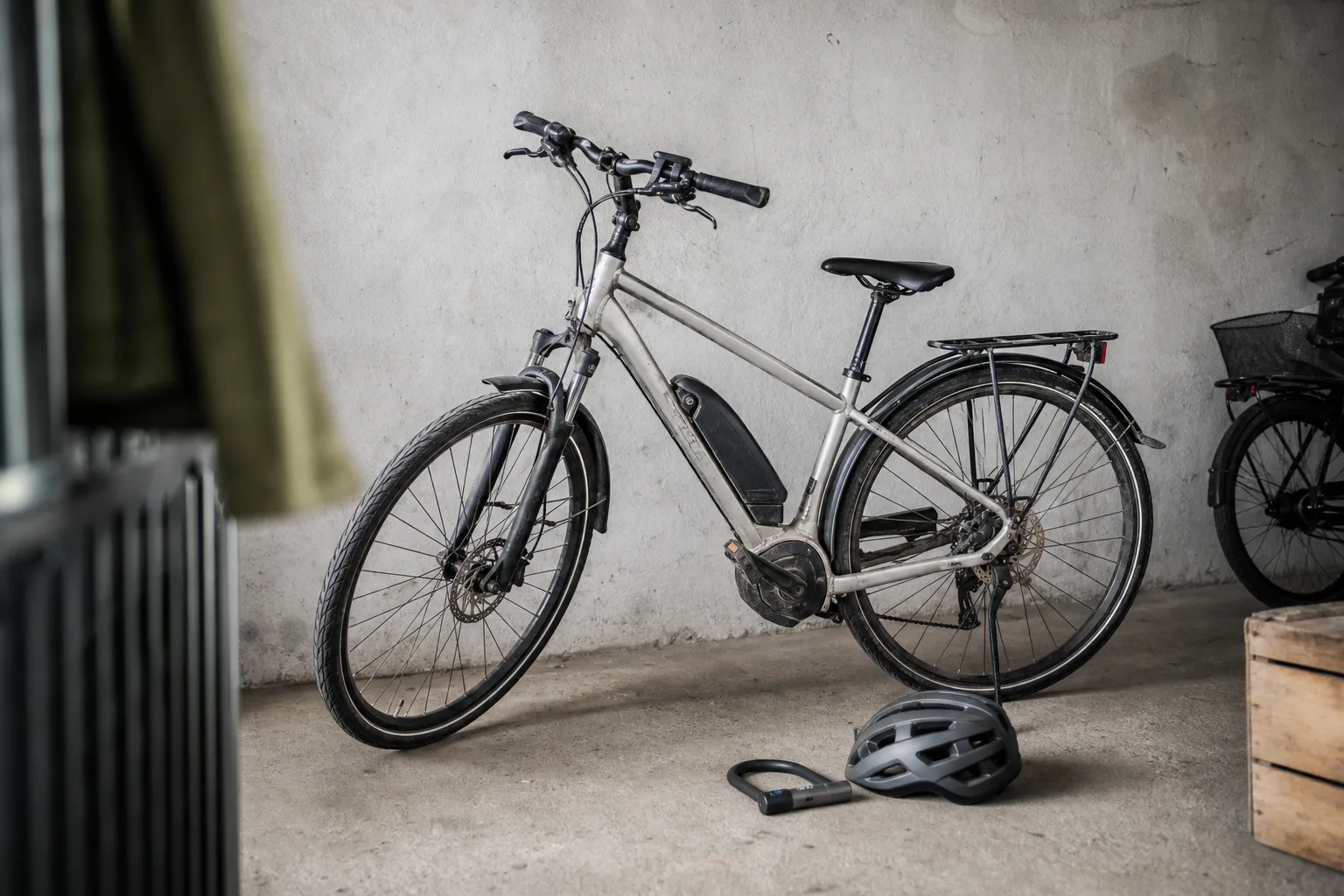 Sliten elcykel i källarförråd